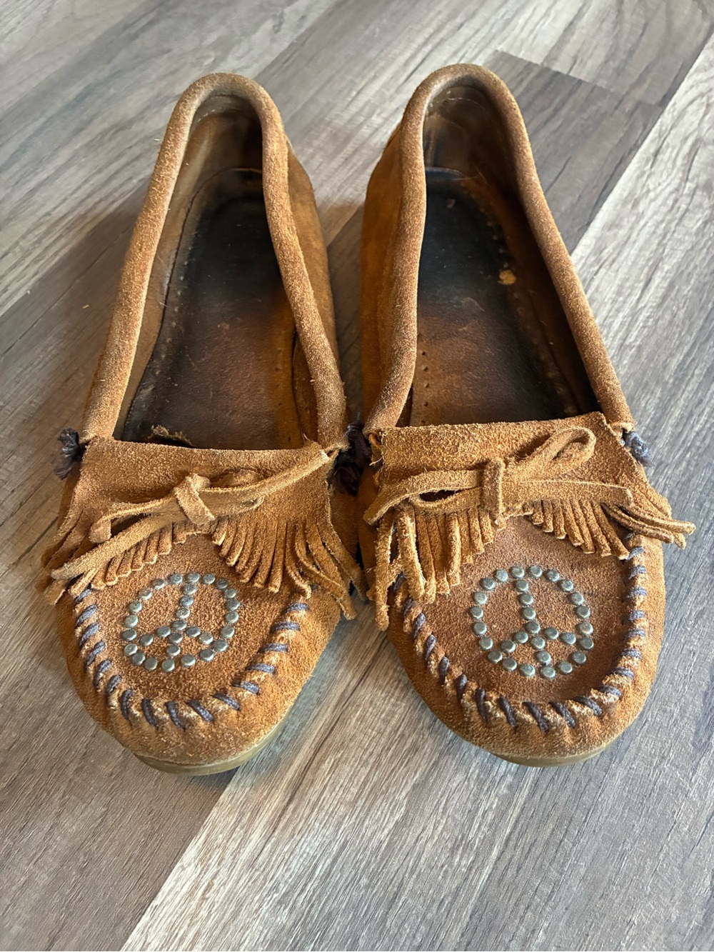 Minnetonka Brown Suede Kilty Studded Peace Sign Fringe Moccasin SZ 7 - Picture 7 of 13